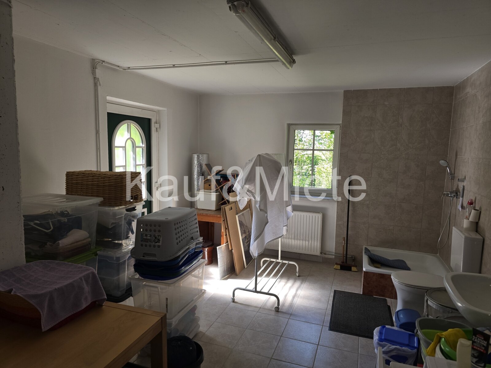 Charmantes Holzblockhaus auf großzügigem Grundstück in absoluter Ruhelage