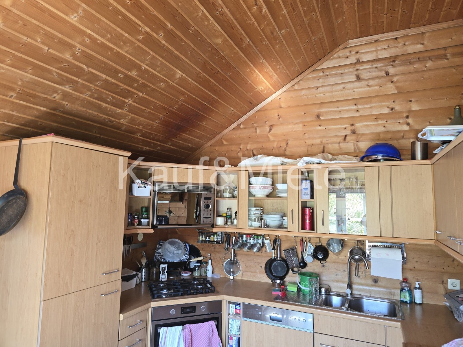 Charmantes Holzblockhaus auf großzügigem Grundstück in absoluter Ruhelage