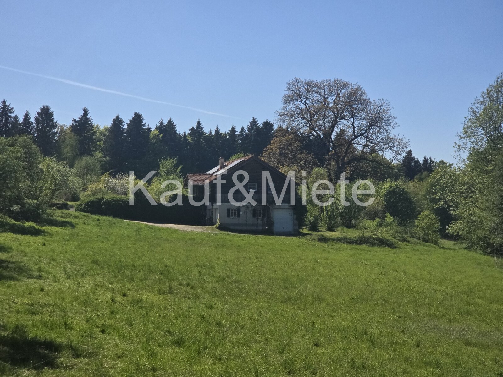 Charmantes Holzblockhaus auf großzügigem Grundstück in absoluter Ruhelage 