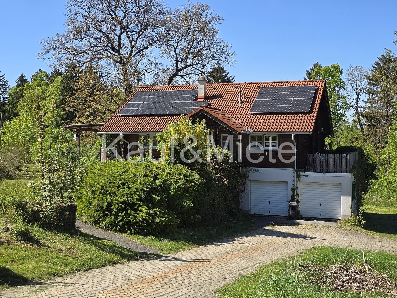 Charmantes Holzblockhaus auf großzügigem Grundstück in absoluter Ruhelage