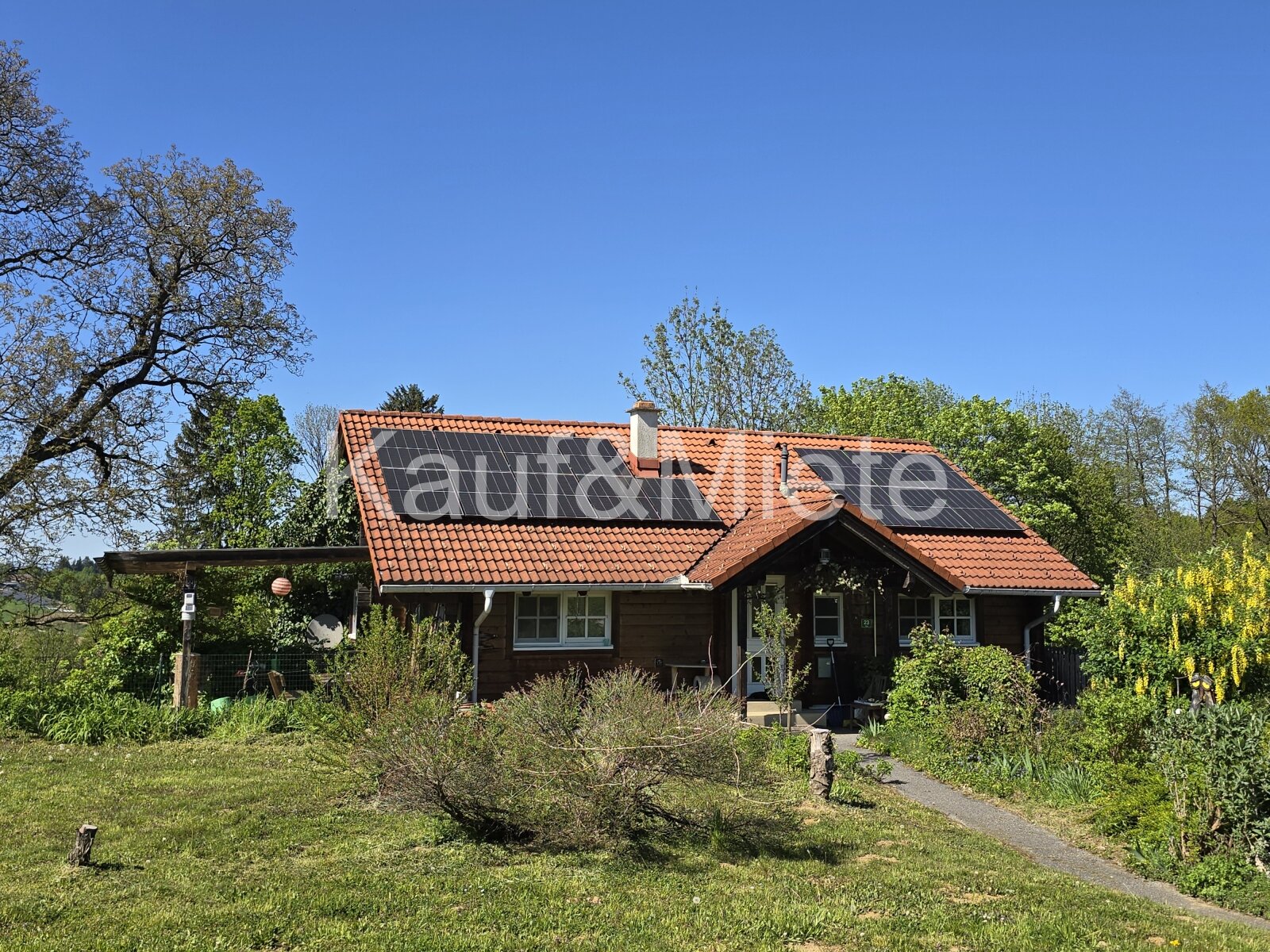 Charmantes Holzblockhaus auf großzügigem Grundstück in absoluter Ruhelage