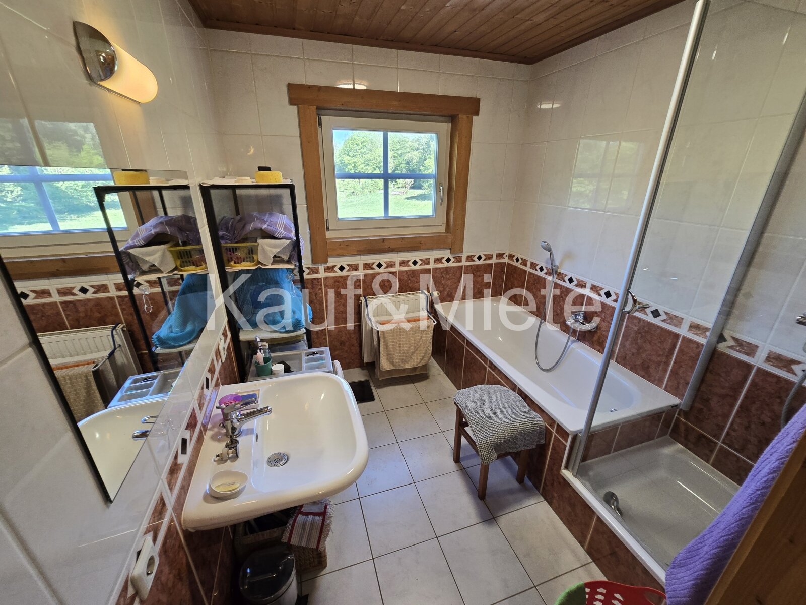 Charmantes Holzblockhaus auf großzügigem Grundstück in absoluter Ruhelage