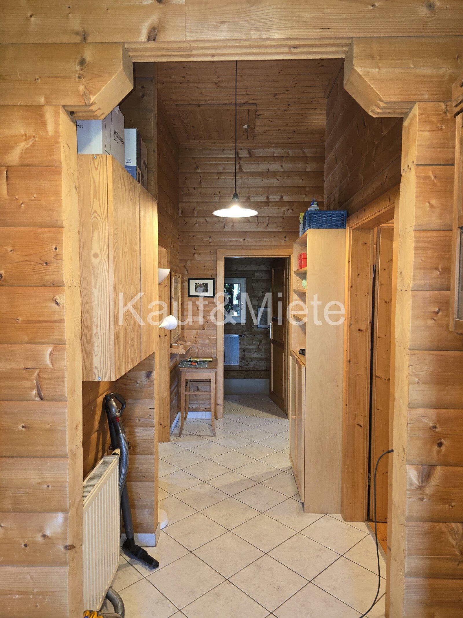 Charmantes Holzblockhaus auf großzügigem Grundstück in absoluter Ruhelage