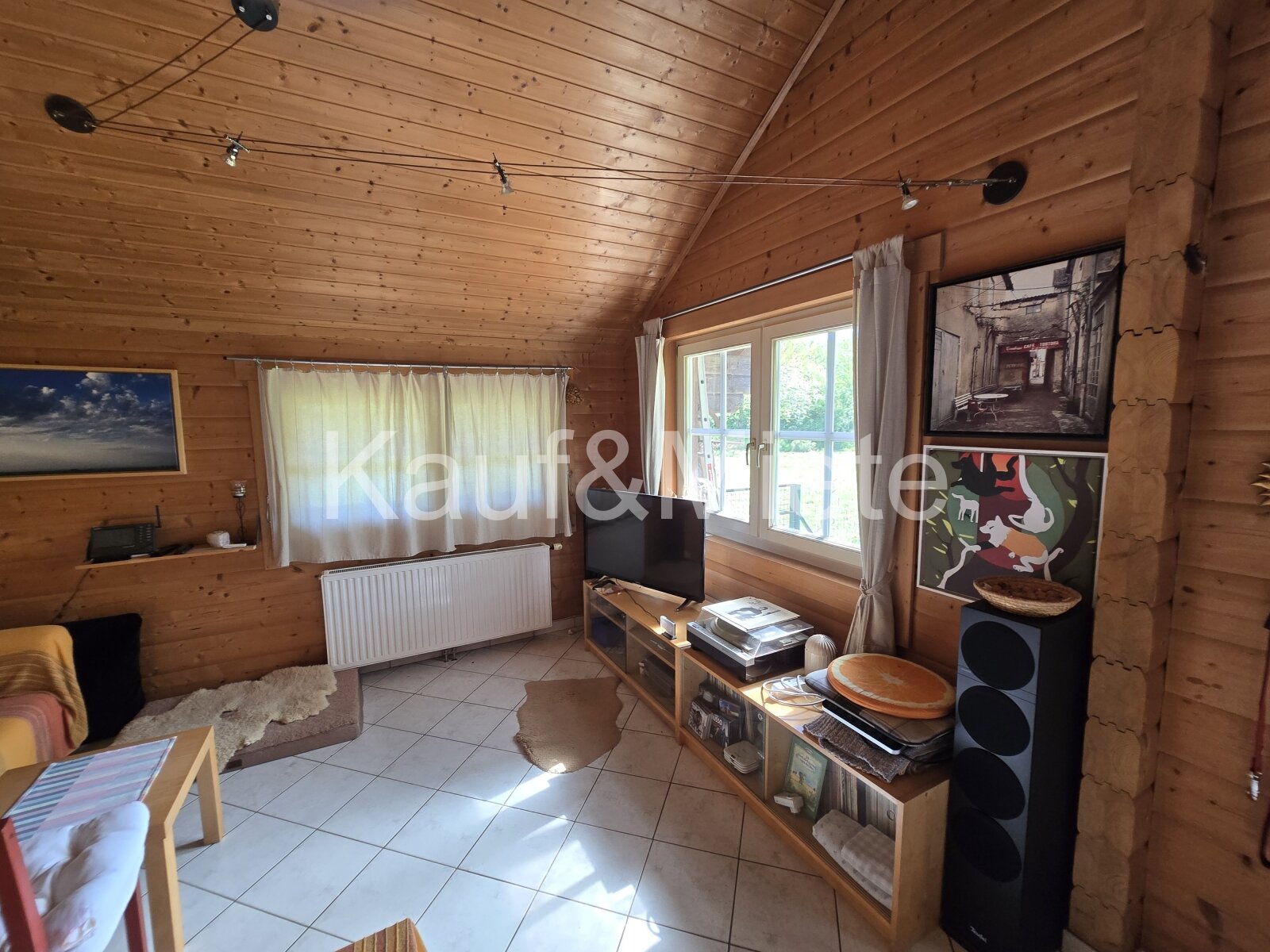 Charmantes Holzblockhaus auf großzügigem Grundstück in absoluter Ruhelage