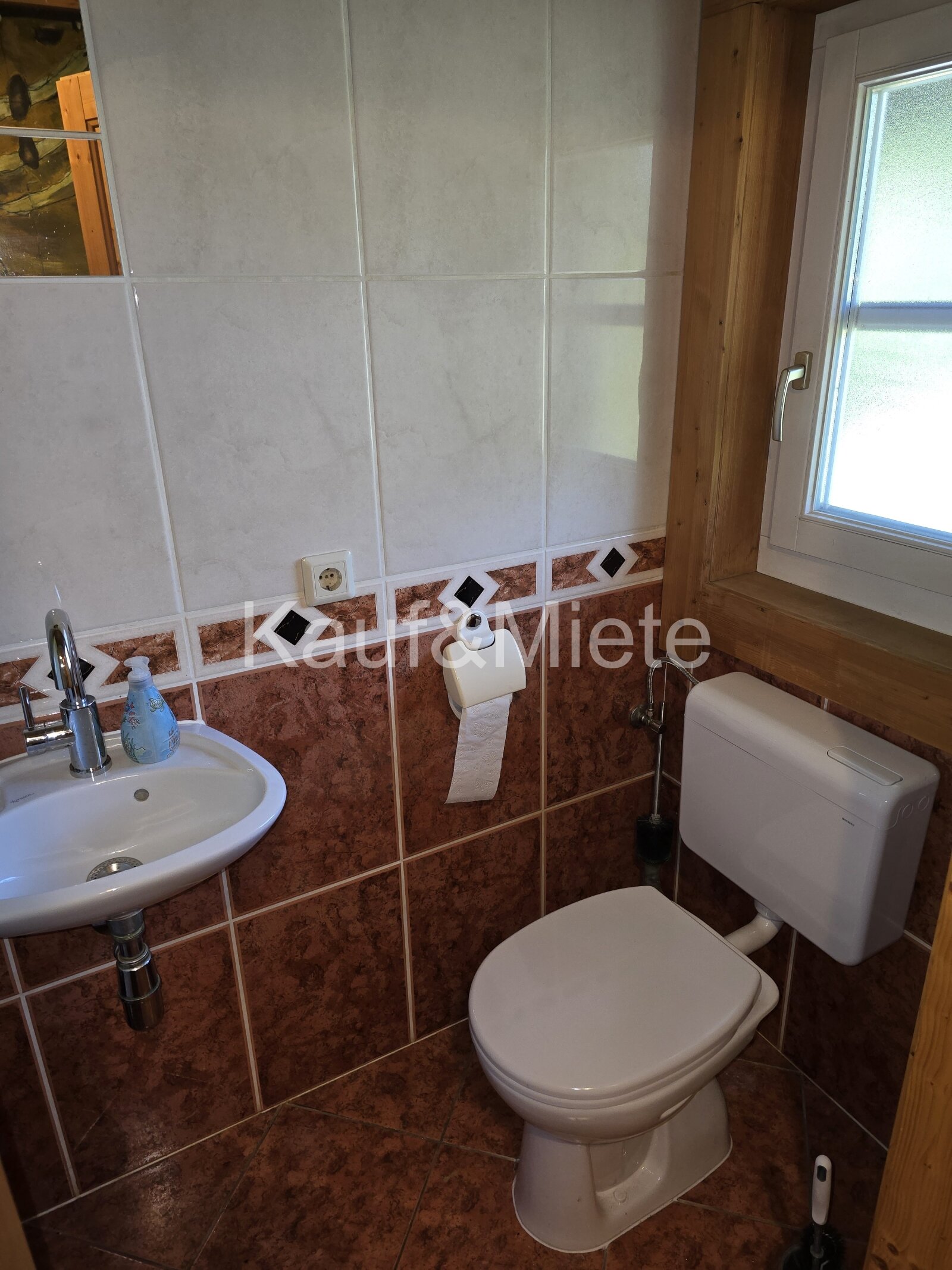 Charmantes Holzblockhaus auf großzügigem Grundstück in absoluter Ruhelage