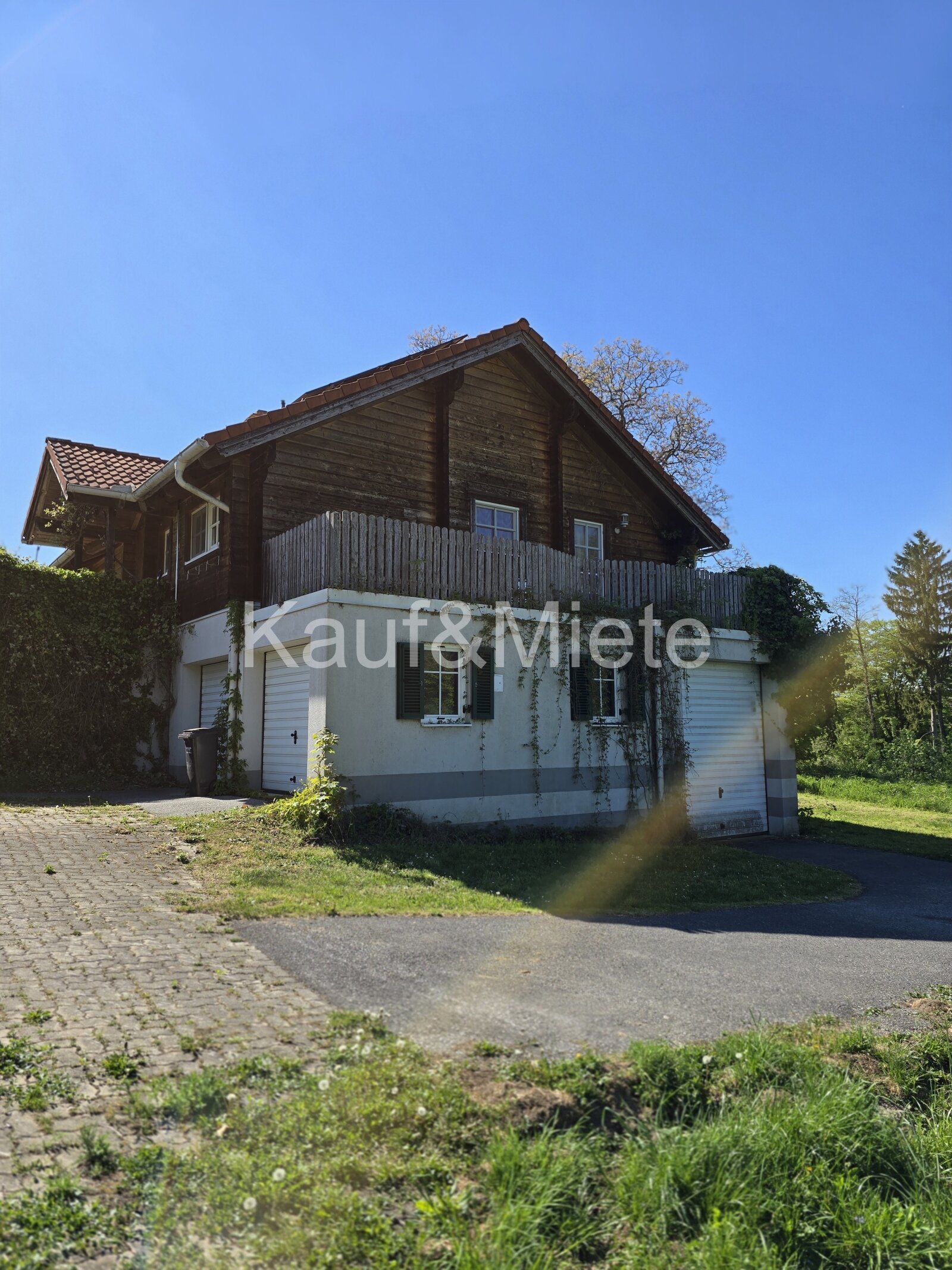Charmantes Holzblockhaus auf großzügigem Grundstück in absoluter Ruhelage